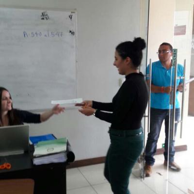 mujer entrega documento a otra 
