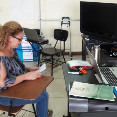 mujer sentada leyendo documento