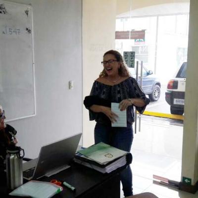 mujer de pie sonriendo