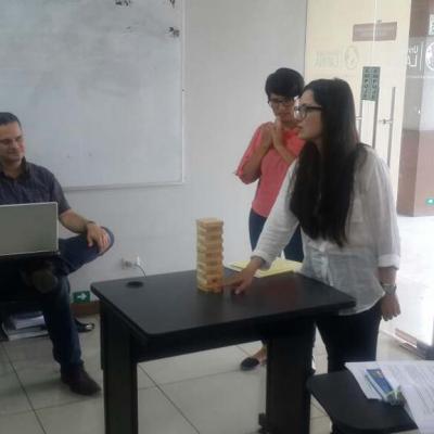 dos mujeres de pie con un juego de mesa