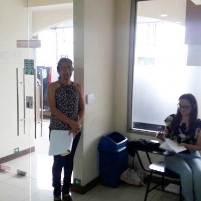 mujer de pie con hojas blancas en mano