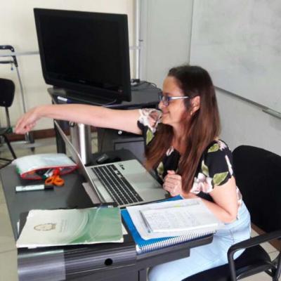 mujer sentada con mano estirada