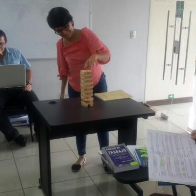 mujer de pie tocando juega de mesa