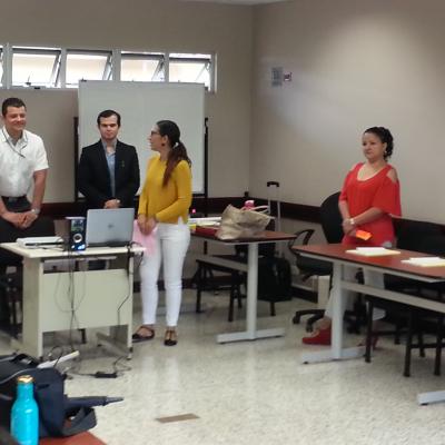 personas de pie exponiendo