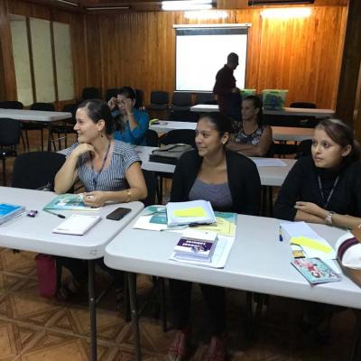 personas sentadas capacitándose