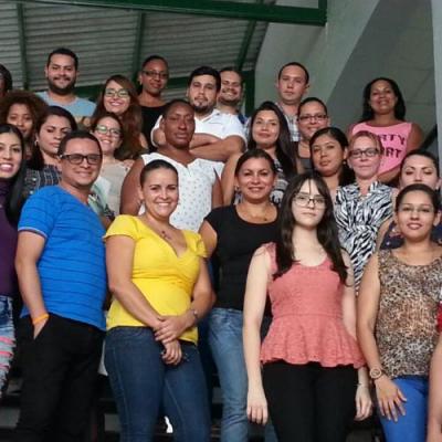 personas sentadas capacitándose 