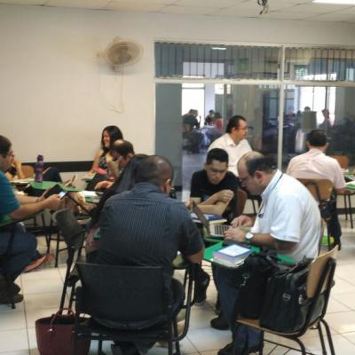 personas sentadas capacitándose