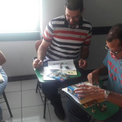 personas sentadas capacitándose 