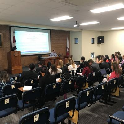 Gran grupo de personas recibiendo capacitación