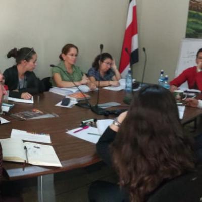 Grupo de personas reunidas en sala