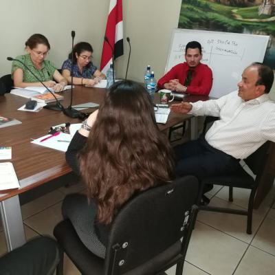 Grupo de personas reunidas en sala