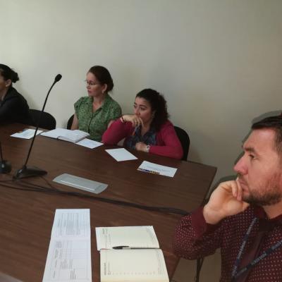 Grupo de personas reunidas en sala