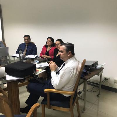Grupo de personas reunidas en sala