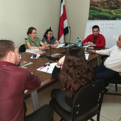 Grupo de personas reunidas en sala
