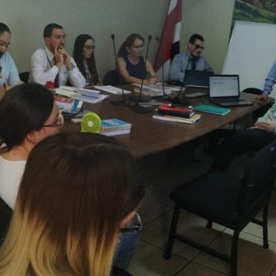 Grupo de personas reunidas en sala