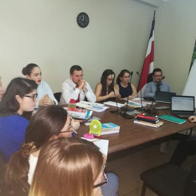 Grupo de personas reunidas en sala