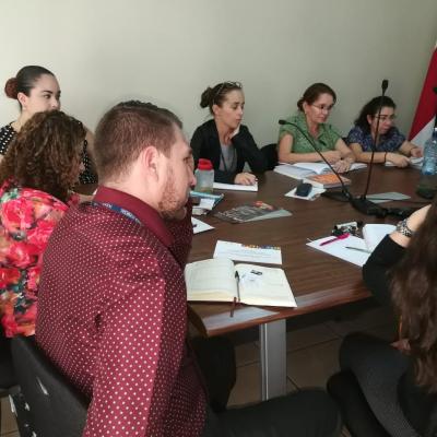 Grupo de personas sentadas en sala de reuniones