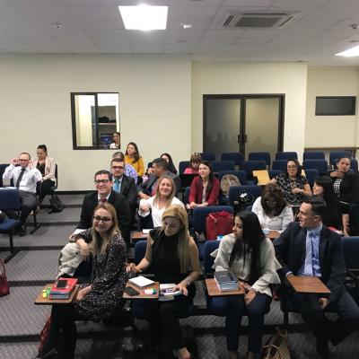 Grupo de personas sentadas atendiendo seminario