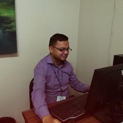 Hombre sentado en su escritorio