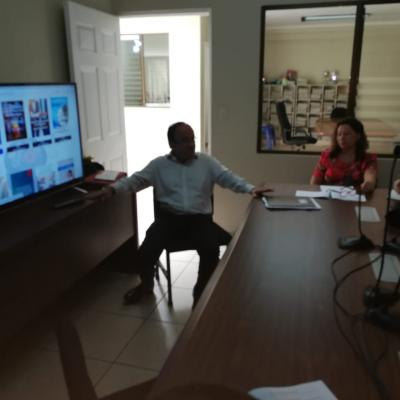 Hombre presentando información a sus compañeros