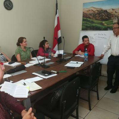 Grupo de personas reunidas en sala