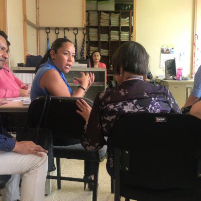 personas sentadas capacitándose
