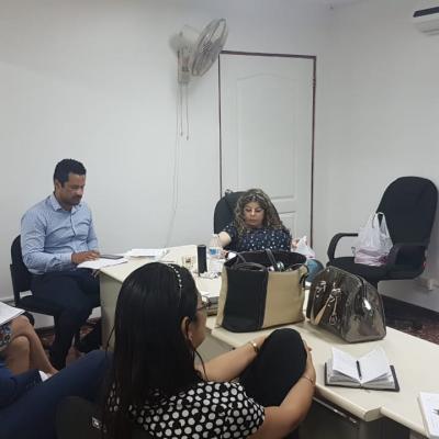 personas sentadas capacitándose 
