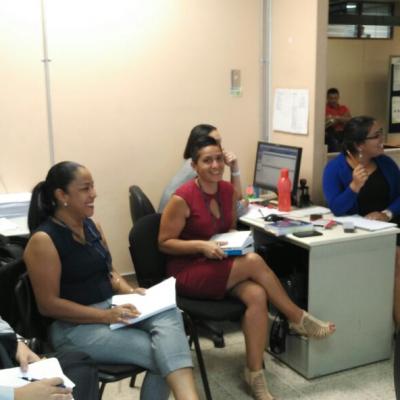 personas sentadas capacitándose