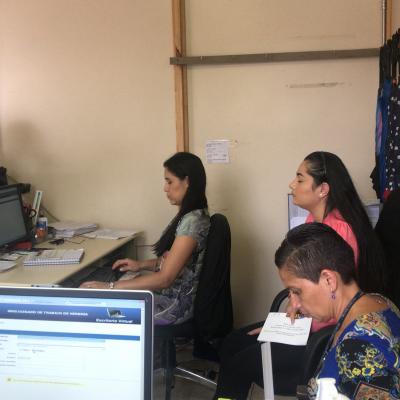 personas sentadas capacitándose