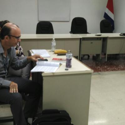 hombre frente al escritorio