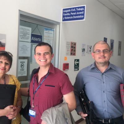 tres personas posando para una foto