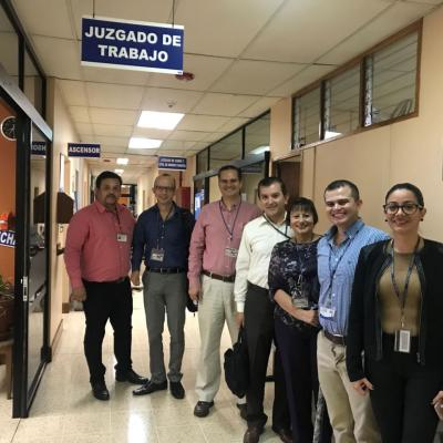 personas de pie posando para una foto