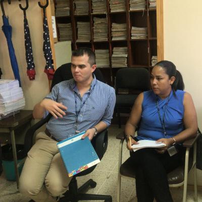 personas sentadas capacitándose