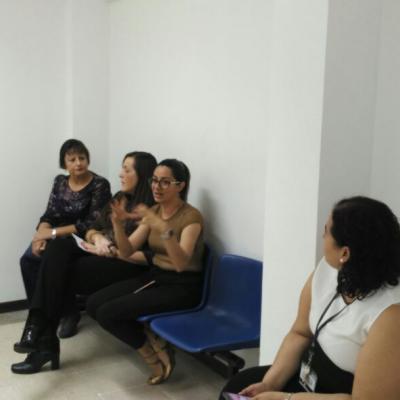 personas sentadas capacitándose