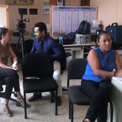 personas sentadas capacitándose