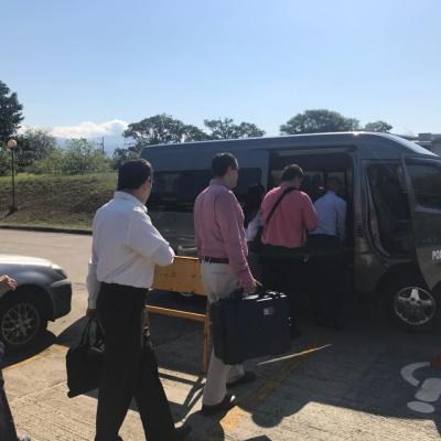 personas montandose en microbus