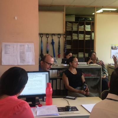 personas sentadas capacitándose